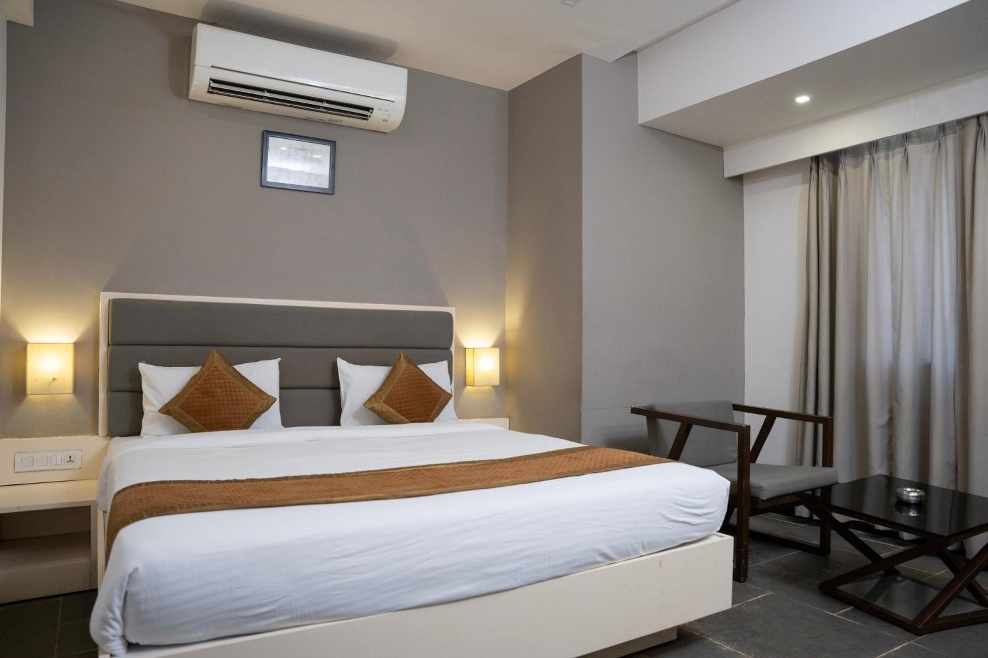 Hotel Dwarawata Dharwad Ngoại thất bức ảnh