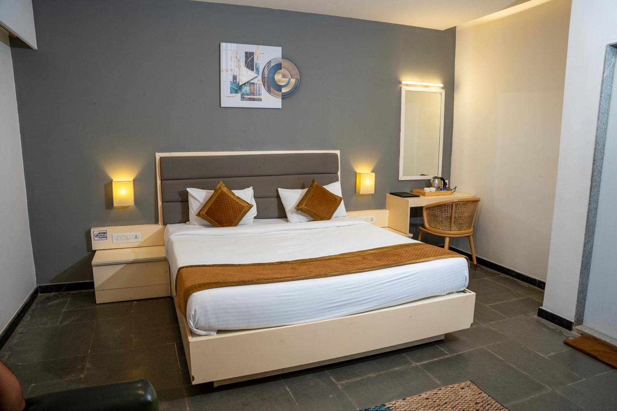 Hotel Dwarawata Dharwad Ngoại thất bức ảnh